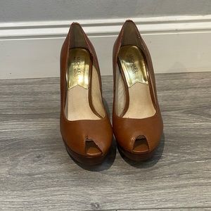 Michael Kors peep toe brown/tan pumps